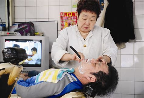 越南理发店搭“特金会”热潮 免费理特朗普和金正恩发型_新浪图片