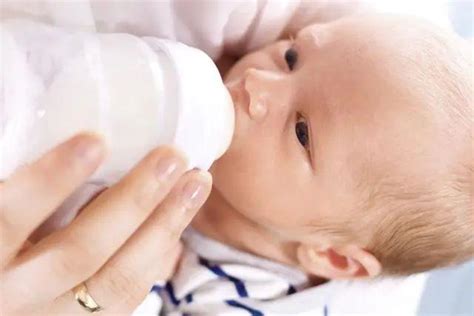 为什么宝宝吃完奶就睡 奶睡对宝宝有哪些影响 _八宝网