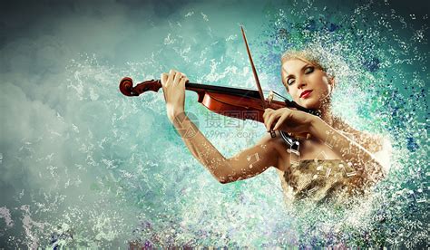 拉小提琴的漂亮女人五颜六色的背景下演奏小提琴的华丽女人的形象高清图片下载-正版图片300479308-摄图网