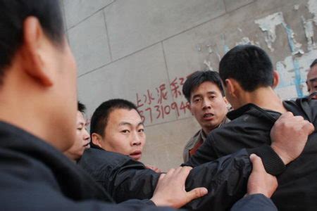广东惠州一男子遭多人围殴头破血流 警方：已出警处置 还在调查中_手机新浪网