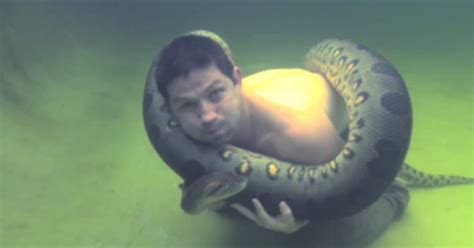 小伙作死水下挑战巨蟒缠身，人蛇大战场面惊心动魄|巨蟒|蟒蛇|缺氧_新浪新闻