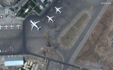 美国空军：在从喀布尔起飞的C-17运输机起落架中发现人体残骸，正调查情况_荔枝网新闻