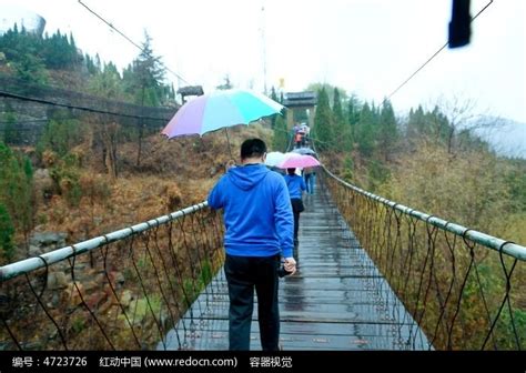 雨天撑伞走过吊桥的行人背影高清图片下载_红动网