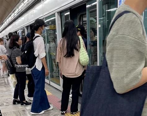 44岁汤唯在韩国坐地铁出行，遭网友嘲讽不如路人