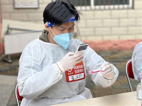 北京战“疫”攻坚时刻，他们选择成为核酸检测志愿者-荔枝网