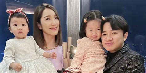 王祖蓝晒女儿和老婆童年照对比 母女俩如复制粘贴_手机新浪网