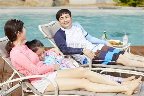 快乐游泳池生活旅行家庭爸爸妈妈女儿韩国人高清图片下载-正版图片502212436-摄图网