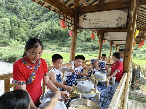 黔江区成功举报2018年渝东南“少年儿童爱心图书接力服务”传递活动