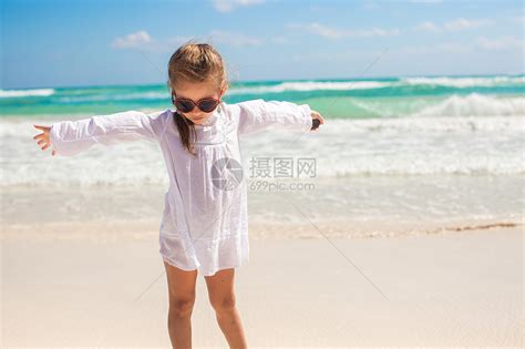可爱的小女孩在阳光明媚时 在奇异白沙滩上玩得开心旅游热带海岸支撑海洋女孩幸福孩子女性海滩高清图片下载-正版图片321808822-摄图网