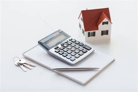 抵押贷款,房地产财产家庭模型,房子钥匙,计算器笔记本与笔高清图片下载-正版图片300599045-摄图网