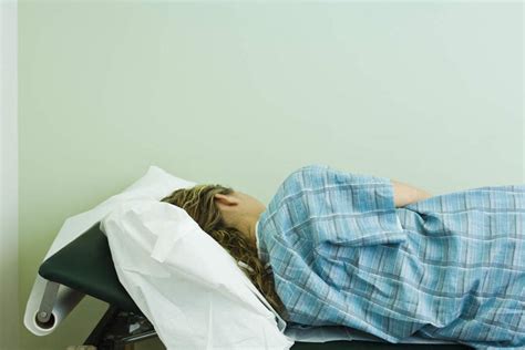 输液的女病人图片-在医院生病的女病人躺在病床上正在输液的手素材-高清图片-摄影照片-寻图免费打包下载