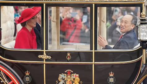 韩国总统携夫人访英获皇家礼遇，与英王和王后同乘黄金马车巡游_军事频道_中华网