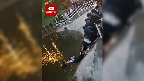 众人手拉手组成人链救起落水男孩 目击者：水有一人多深，所幸都平安_北京时间