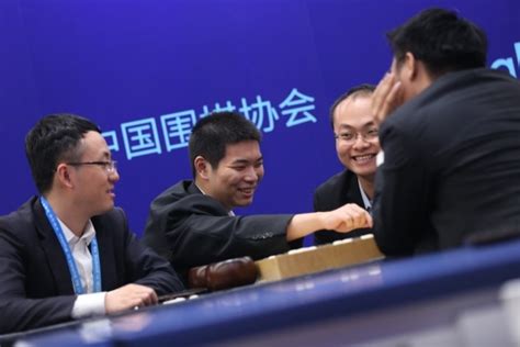 柯洁:AlphaGo要在棋盘上狠狠摁倒我我才服_天极网