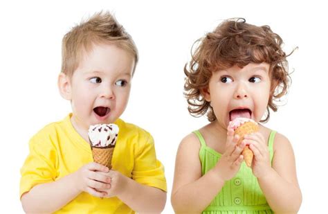学龄前儿童休闲活动户外小女孩吃冰淇淋高清图片下载-正版图片501940253-摄图网