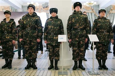 俄罗斯国民近卫军新军装评析，高级将领配卷毛帽，女兵配红丝巾|作战服|女军人_新浪新闻