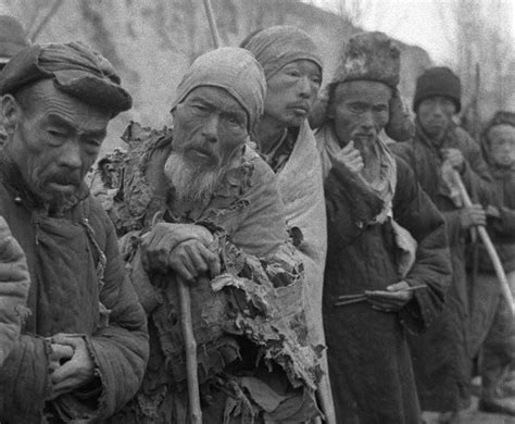 直击旧西藏农奴制下农奴的悲惨生活：图5背着农奴主，图9看了想哭__财经头条