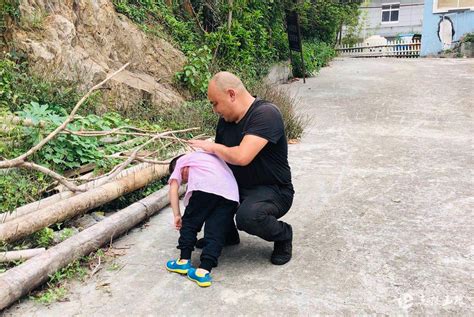 汶川地震这张老师救娃照感动很多人 如今他们重聚_手机新浪网