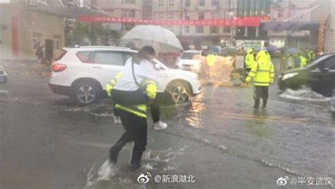 武汉暴雨致路面变“海” 市民“摆渡”过街-新闻中心-南海网