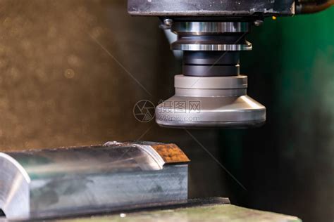 一家快速焊接的快速切割厂将金属移走在一台CNC机器上高清图片下载-正版图片506434808-摄图网