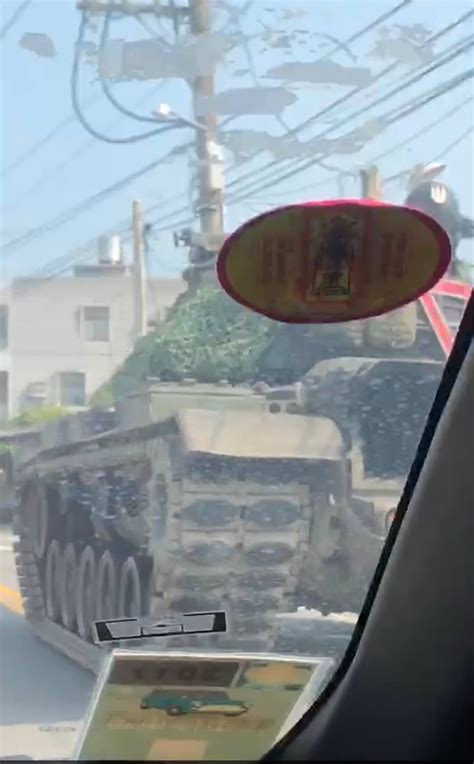 江苏：坦克开上马路撞坏对面小轿车