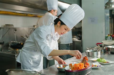 后厨内的专业厨师烹饪美味佳肴高清图片下载-正版图片507636440-摄图网