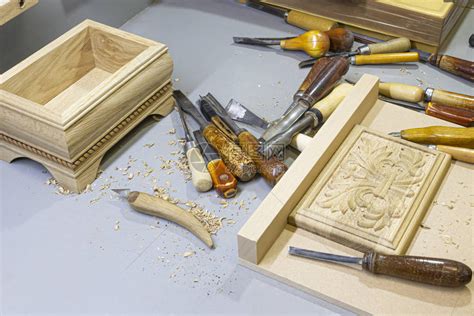 手工艺人用木头雕刻盒切割工高清图片下载-正版图片506365719-摄图网