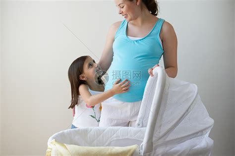 女儿摸妈妈的肚子高清图片下载-正版图片501478844-摄图网