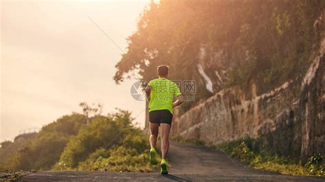 植物爬坡道在山上的泥土路跑下坡踪迹高清图片下载-正版图片307567268-摄图网