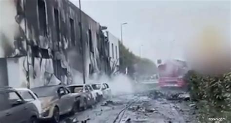一飞机在意大利撞楼爆炸后坠毁8人遇难，包括罗马尼亚一位亿万富翁。 @消防员和红色的消防车。@被烧坏的汽车，房子|ZZXXO