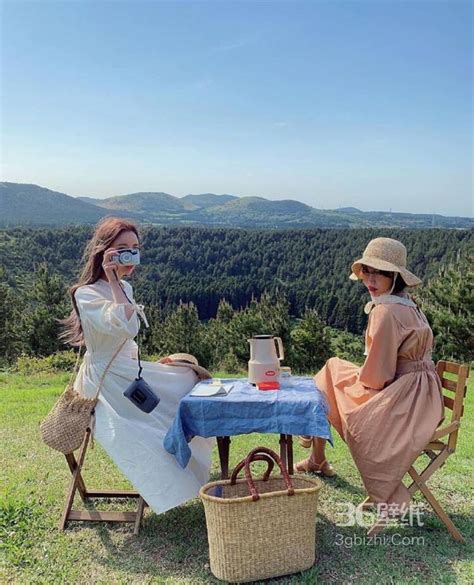 美女与闺蜜同游法国的旅行风景图片随拍_旅游图片_3g壁纸