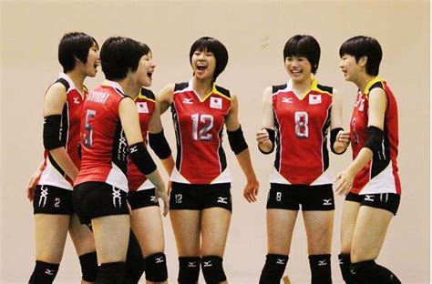 韩国女排国家队李在英、李多英姐妹花为杂志拍摄写真俏皮可爱