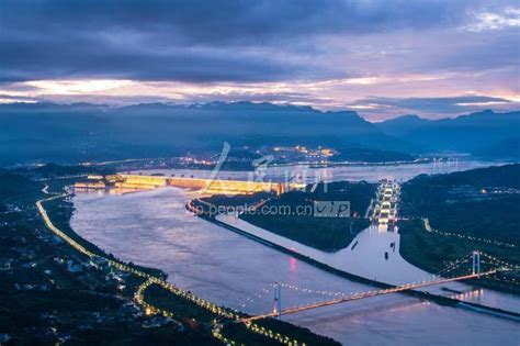 长江2021年第一号洪水正在通过三峡库区-人民图片网