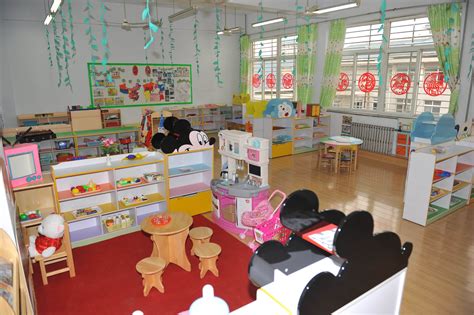 幼儿园综合活动室室内配置哪些东西-幼儿园课桌椅|幼儿园床|玩教具柜|木质攀爬组合滑梯-乐天良木