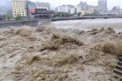 广西暴雨贺州一水库险决堤 当地决定炸坝降低坝高泄洪 - 我们视频 - 新京报网