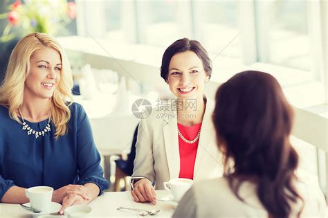 人,沟通生活方式的快乐的女人喝咖啡餐馆聊天高清图片下载-正版图片300596235-摄图网