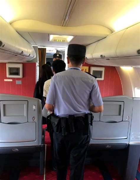 乘客称因好奇误放飞机滑梯致 将被罚超十万元-中国民航网