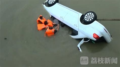 小车冲入积水路段被困 - 广西首页 -中国天气网
