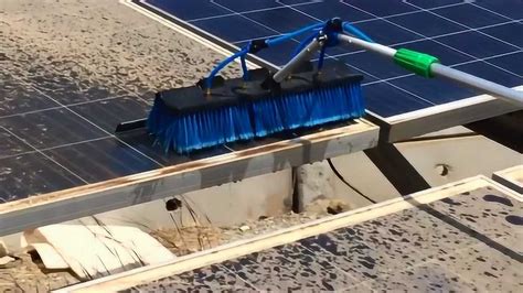 龙源电力新疆吐鲁番光伏电场开展屋顶光伏板清洗维护工作
