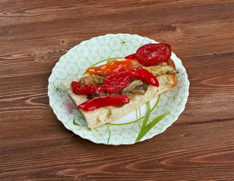 素食主义者Escalivada传统加泰罗尼亚菜熏烤煎茄子和配橄榄油的胡椒传统大蒜高清图片下载-正版图片307547184-摄图网