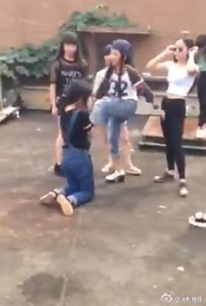 男生打女生屁股图片