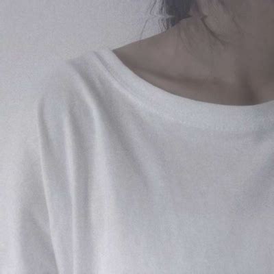 温柔锁骨女生头像