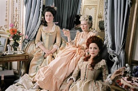 电影《绝代艳后》：欧洲宫廷礼服的顶级制作，豪华的视觉享受