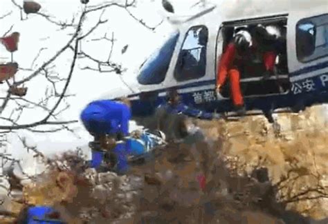 北京警方出动直升机营救坠崖驴友 超高难度着陆(图)|直升机|着陆|山区_新浪军事_新浪网