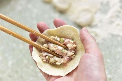 快速包好饺子的方法，四下搞定，简单，漂亮，快手包饺子|包饺子|快手|饺子皮_新浪新闻