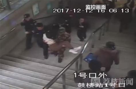 义勇“公主抱”：地铁站内女子晕倒 众人施救转危为安