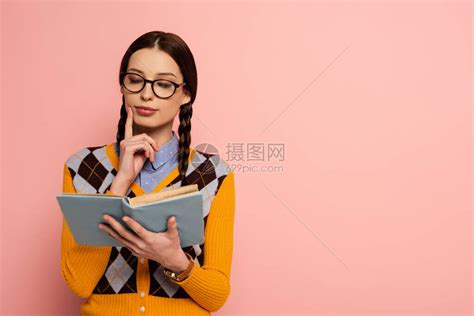 深思熟虑的女书呆子在眼镜中读着关高清图片下载-正版图片503368323-摄图网