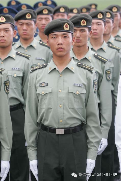 一大波妹子来袭！越南女兵穿新式军服大拍靓照_新浪图片