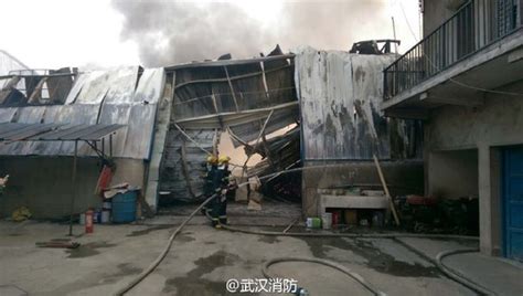 汉口北一工业园突发火灾 一间厂房烧毁幸无人员伤亡
