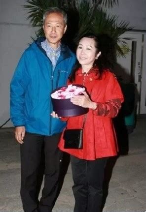 62岁陈荣峻，成功求婚57岁女友：多谢你肯嫁给我-新闻资讯-高贝娱乐